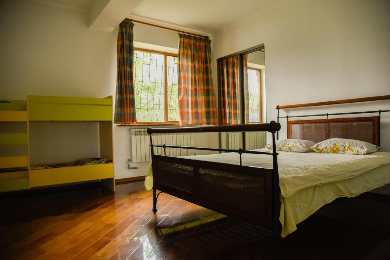 "European" Backpackers Hostel In Almaty Exterior foto